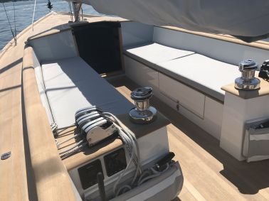 essence 33 exterior 5d
